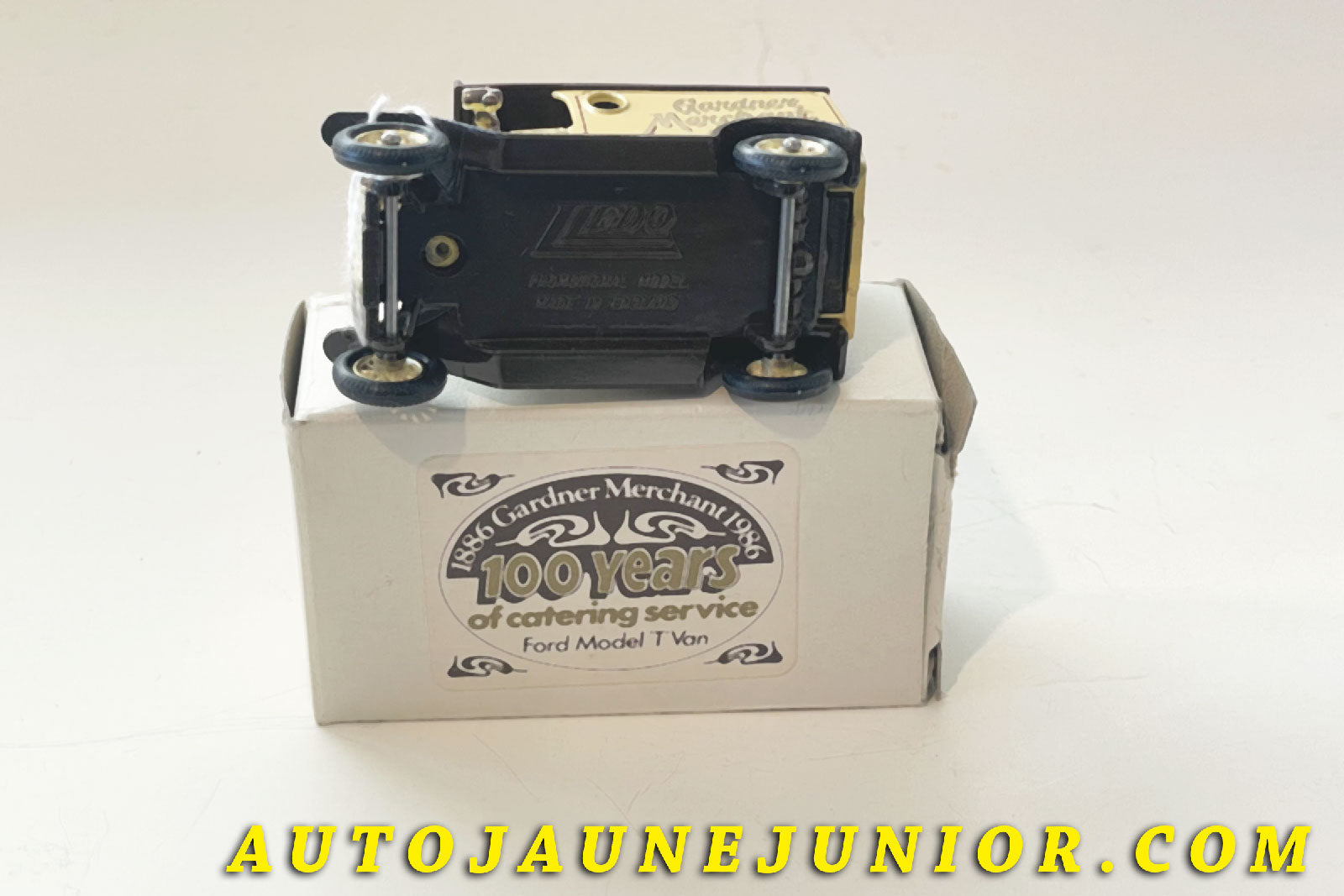 Le Lledo Ford T -Promotionnel - "Gardner Merchant" est en vente sur Auto Jaune Junior ! Découvrez nos collections de diecast Tekno, Politoys, Mebetoys, Mercury, Joal, Diapet, Märklin, TootsieToys.AutoJaune Junior ; Vous avez le même jouet ? Profitez de notre expertise pour vous accompagner dans la vente de vos modèles ou votre collection ! Nous achetons tous lots de miniatures ! Contactez nous !
