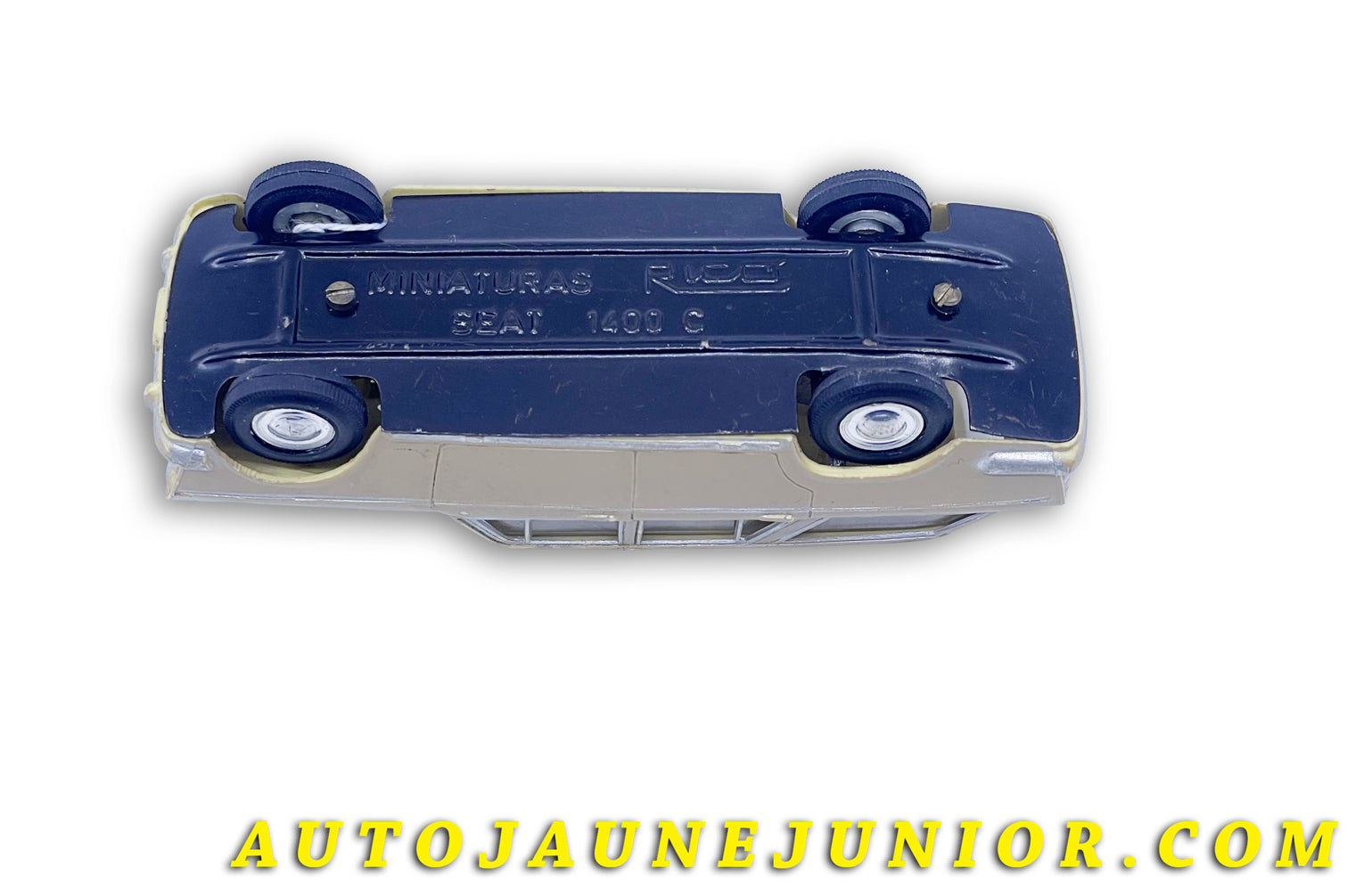 Le Rico Seat 1400 Breack à frictions est en vente sur Auto Jaune Junior ! Découvrez nos collections de diecast Tekno, Politoys, Mebetoys, Mercury, Joal, Diapet, Märklin, TootsieToys.AutoJaune Junior ; Vous avez le même jouet ? Profitez de notre expertise pour vous accompagner dans la vente de vos modèles ou votre collection ! Nous achetons tous lots de miniatures ! Contactez nous !