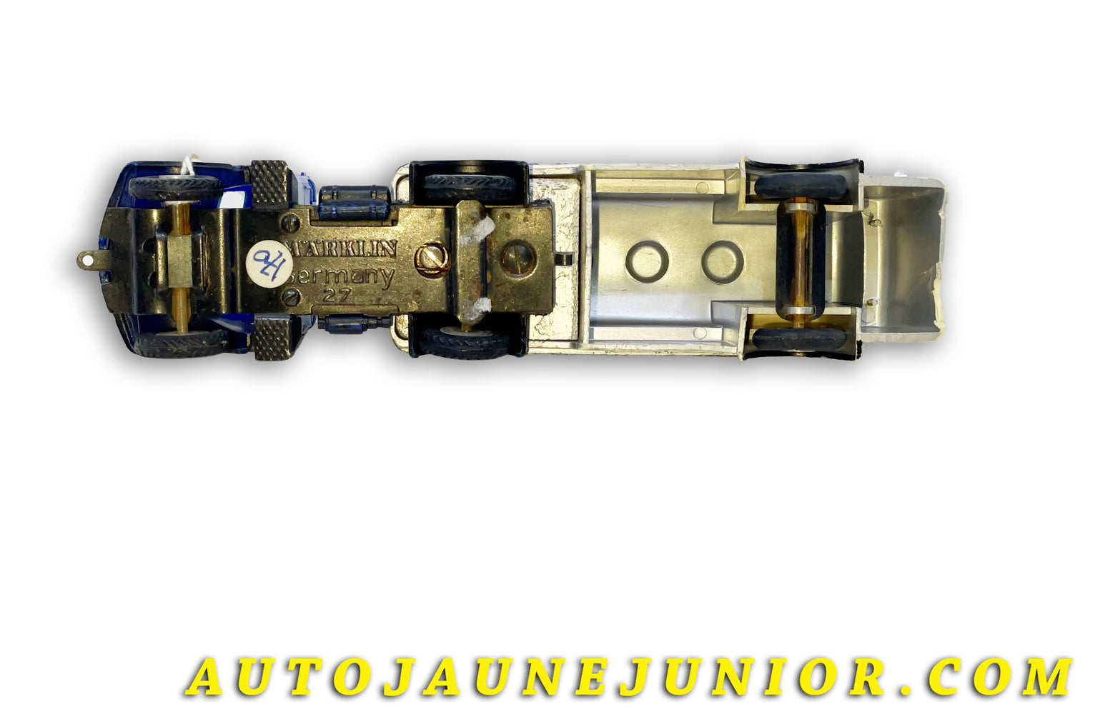 Le Märklin Man Semi remorque citerne "Aral" (plastique) est en vente sur Auto Jaune Junior ! Découvrez nos collections de diecast Tekno, Politoys, Mebetoys, Mercury, Joal, Diapet, Märklin, TootsieToys.AutoJaune Junior ; Vous avez le même jouet ? Profitez de notre expertise pour vous accompagner dans la vente de vos modèles ou votre collection ! Nous achetons tous lots de miniatures ! Contactez nous !