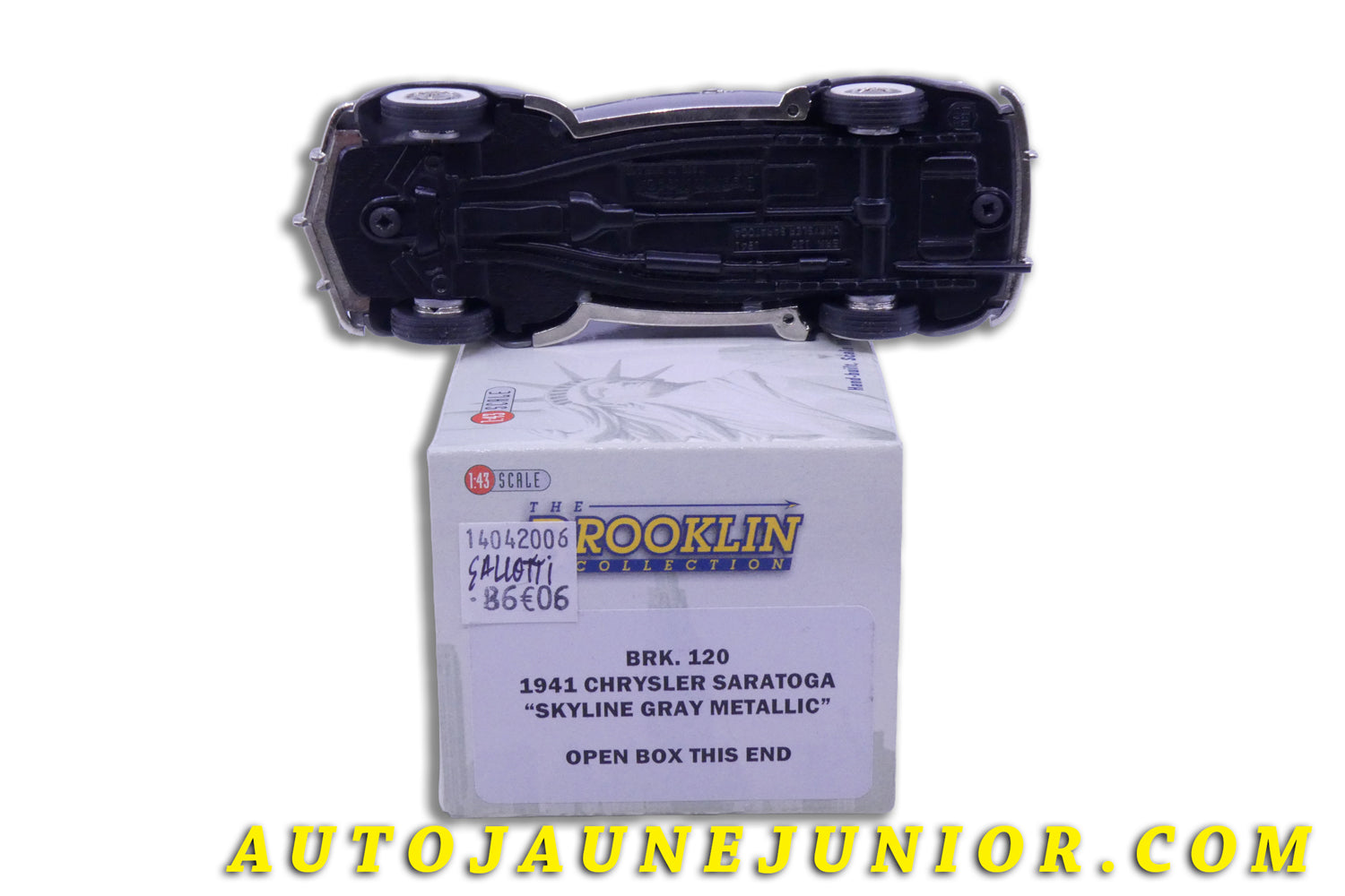 Le Brooklin Chrysler Saratoga "Skyline Gray Metallic" 1941 est en vente sur Auto Jaune Junior ! Découvrez nos collections de diecast Tekno, Politoys, Mebetoys, Mercury, Joal, Diapet, Märklin, TootsieToys.AutoJaune Junior ; Vous avez le même jouet ? Profitez de notre expertise pour vous accompagner dans la vente de vos modèles ou votre collection ! Nous achetons tous lots de miniatures ! Contactez nous !