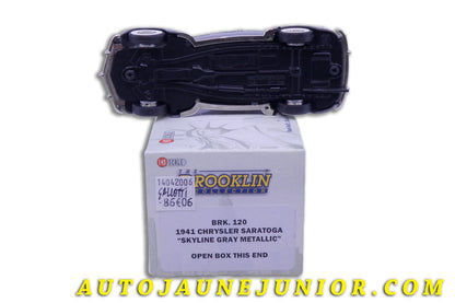 Le Brooklin Chrysler Saratoga "Skyline Gray Metallic" 1941 est en vente sur Auto Jaune Junior ! Découvrez nos collections de diecast Tekno, Politoys, Mebetoys, Mercury, Joal, Diapet, Märklin, TootsieToys.AutoJaune Junior ; Vous avez le même jouet ? Profitez de notre expertise pour vous accompagner dans la vente de vos modèles ou votre collection ! Nous achetons tous lots de miniatures ! Contactez nous !