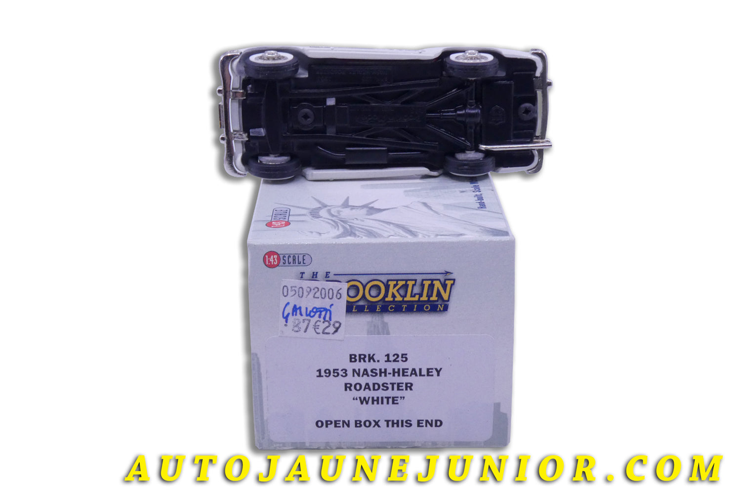 Le Brooklin Nash Healey Roaster "White" est en vente sur Auto Jaune Junior ! Découvrez nos collections de diecast Tekno, Politoys, Mebetoys, Mercury, Joal, Diapet, Märklin, TootsieToys.AutoJaune Junior ; Vous avez le même jouet ? Profitez de notre expertise pour vous accompagner dans la vente de vos modèles ou votre collection ! Nous achetons tous lots de miniatures ! Contactez nous !