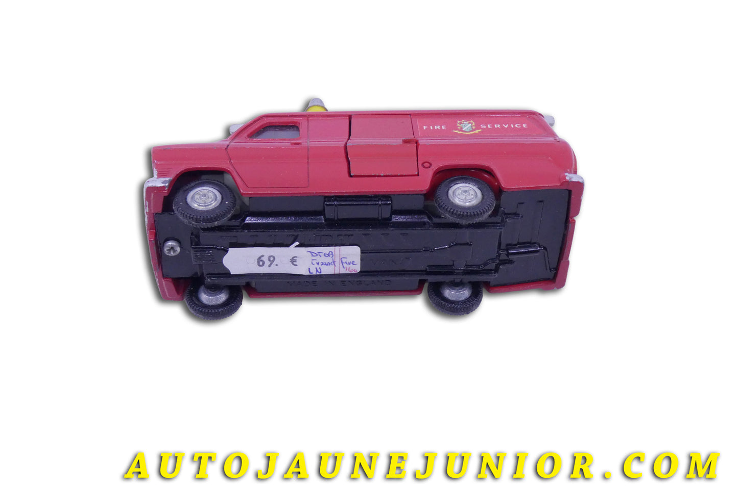 Le Dinky Toys Ford Transit Fourgon "Fire Service" est en vente sur Auto Jaune Junior ! Découvrez nos collections de diecast Tekno, Politoys, Mebetoys, Mercury, Joal, Diapet, Märklin, TootsieToys.AutoJaune Junior ; Vous avez le même jouet ? Profitez de notre expertise pour vous accompagner dans la vente de vos modèles ou votre collection ! Nous achetons tous lots de miniatures ! Contactez nous !