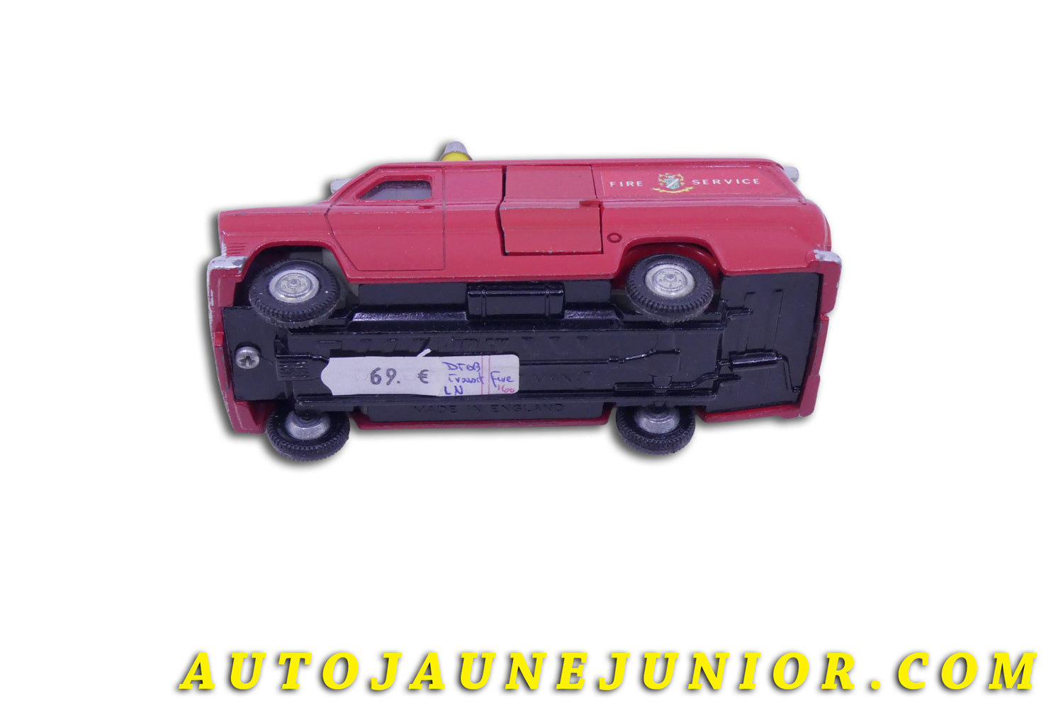 Le Dinky Toys Ford Transit Fourgon "Fire Service" est en vente sur Auto Jaune Junior ! Découvrez nos collections de diecast Tekno, Politoys, Mebetoys, Mercury, Joal, Diapet, Märklin, TootsieToys.AutoJaune Junior ; Vous avez le même jouet ? Profitez de notre expertise pour vous accompagner dans la vente de vos modèles ou votre collection ! Nous achetons tous lots de miniatures ! Contactez nous !