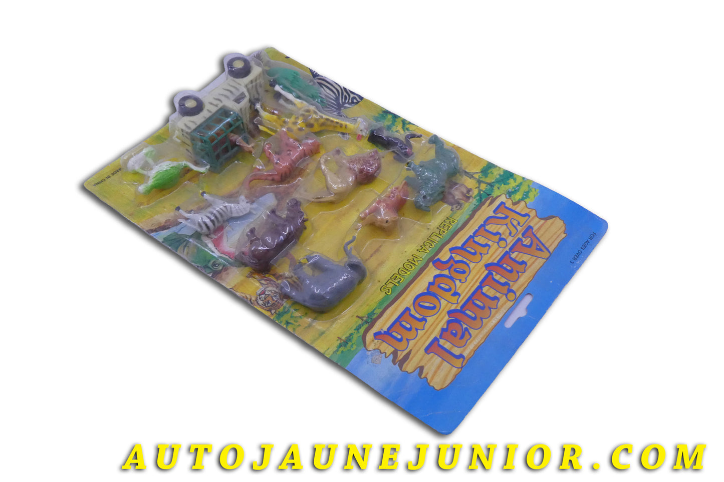 Le Safari Chine Land-Rover Coffret  Animal Kingdom "Safari" est en vente sur Auto Jaune Junior ! Découvrez nos collections de diecast Tekno, Politoys, Mebetoys, Mercury, Joal, Diapet, Märklin, TootsieToys.AutoJaune Junior ; Vous avez le même jouet ? Profitez de notre expertise pour vous accompagner dans la vente de vos modèles ou votre collection ! Nous achetons tous lots de miniatures ! Contactez nous !