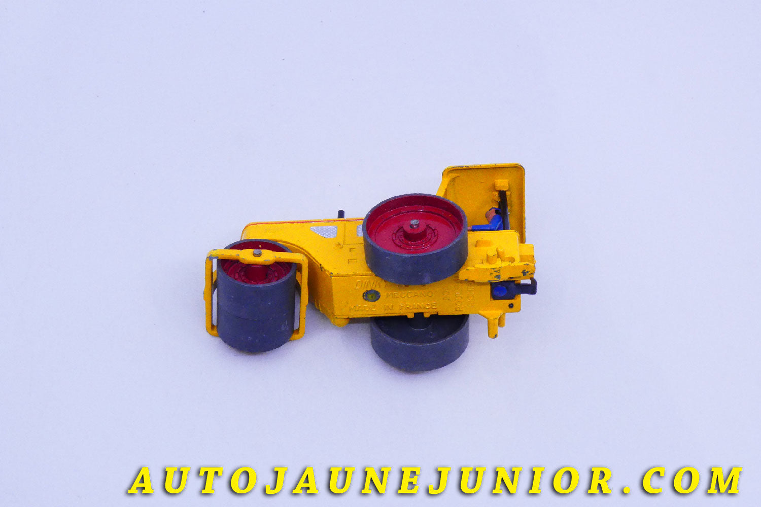 Le #5438 - Dinky Toys - Richier - Rouleau Compresseur est en vente sur Auto Jaune Junior ! Tekno, Politoys, Mebetoys, Mercury, Joal, Diapet, Märklin, TootsieToys.Vous avez le même jouet ? Profitez de notre expertise pour vous accompagner dans la vente de vos modèles ou votre collection ! Nous achetons tous lots de miniatures ! Contactez nous ! contact@autojaunejunior.com. 