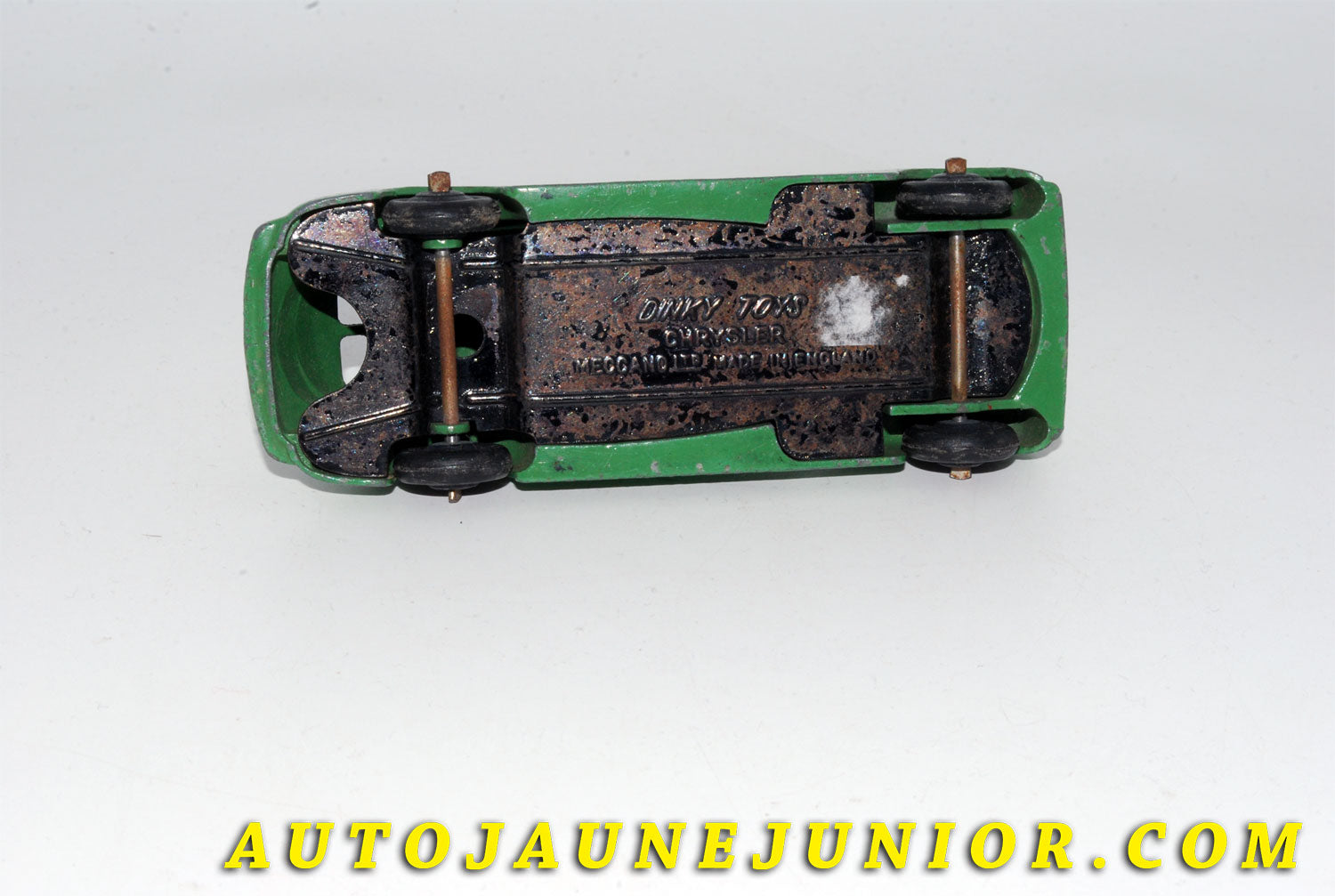 Le #5501 - Dinky Toys - Chrysler - Royal Saloon est en vente sur Auto Jaune Junior ! Tekno, Politoys, Mebetoys, Mercury, Joal, Diapet, Märklin, TootsieToys.Vous avez le même jouet ? Profitez de notre expertise pour vous accompagner dans la vente de vos modèles ou votre collection ! Nous achetons tous lots de miniatures ! Contactez nous ! contact@autojaunejunior.com. 