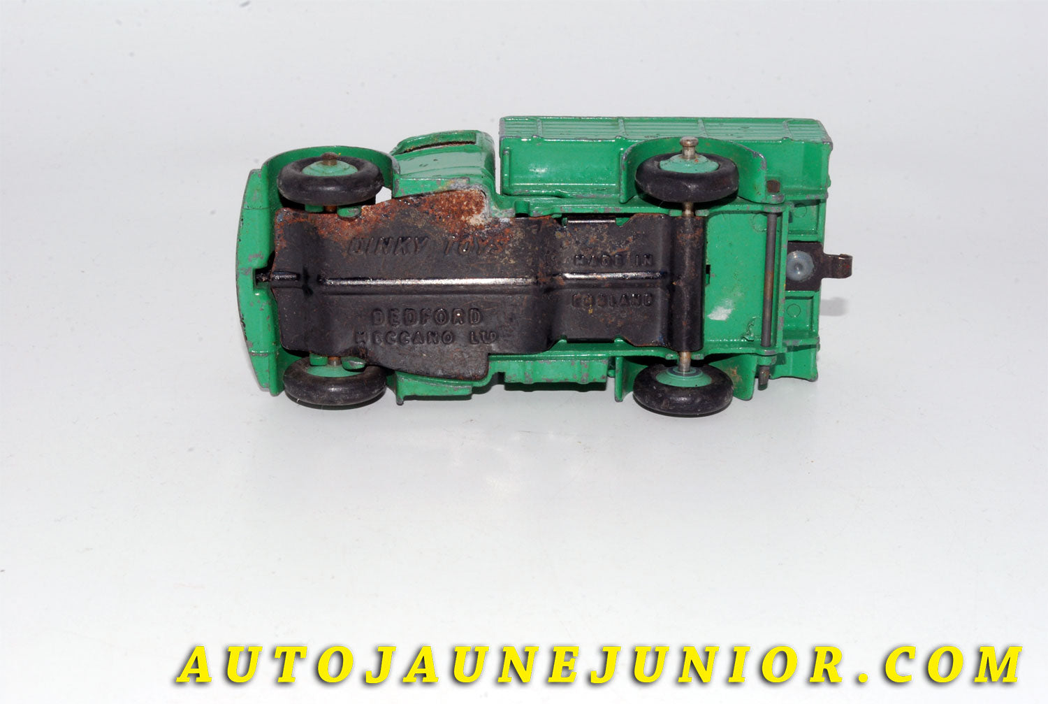 Le #5503 - Dinky Toys - Bedford - Camion « O » Plateau Ridelles est en vente sur Auto Jaune Junior ! Tekno, Politoys, Mebetoys, Mercury, Joal, Diapet, Märklin, TootsieToys.Vous avez le même jouet ? Profitez de notre expertise pour vous accompagner dans la vente de vos modèles ou votre collection ! Nous achetons tous lots de miniatures ! Contactez nous ! contact@autojaunejunior.com. 