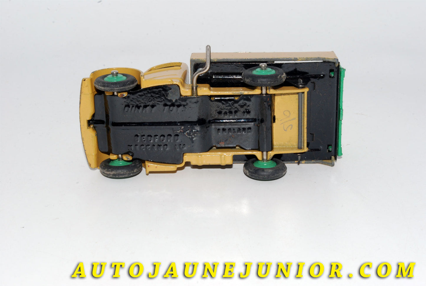 Le #5504 - Dinky Toys - Bedford - "O" benne à ordures - Refuse Wagon 
RARE VERSION ! (Volets et jantes de la même teinte !) est en vente sur Auto Jaune Junior ! Tekno, Politoys, Mebetoys, Mercury, Joal, Diapet, Märklin, TootsieToys.Vous avez le même jouet ? Profitez de notre expertise pour vous accompagner dans la vente de vos modèles ou votre collection ! Nous achetons tous lots de miniatures ! Contactez nous ! contact@autojaunejunior.com. 