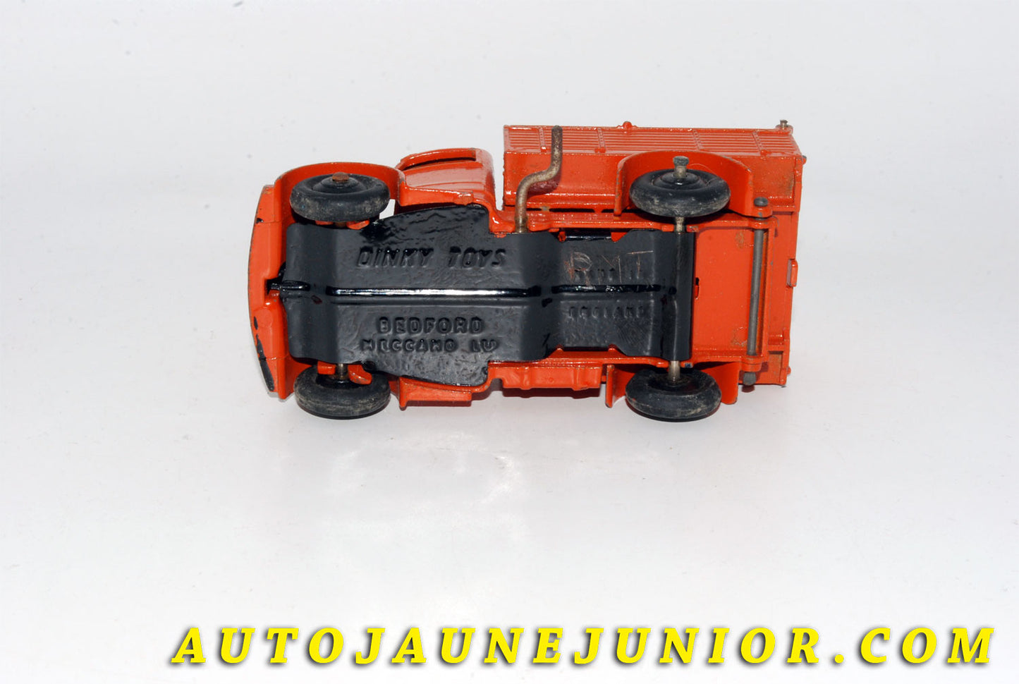 Le #5505 - Dinky Toys - Bedford - "O" benne basculante - End Tippers - Peu fréquente première version de 1949 ! est en vente sur Auto Jaune Junior ! Tekno, Politoys, Mebetoys, Mercury, Joal, Diapet, Märklin, TootsieToys.Vous avez le même jouet ? Profitez de notre expertise pour vous accompagner dans la vente de vos modèles ou votre collection ! Nous achetons tous lots de miniatures ! Contactez nous ! contact@autojaunejunior.com. 