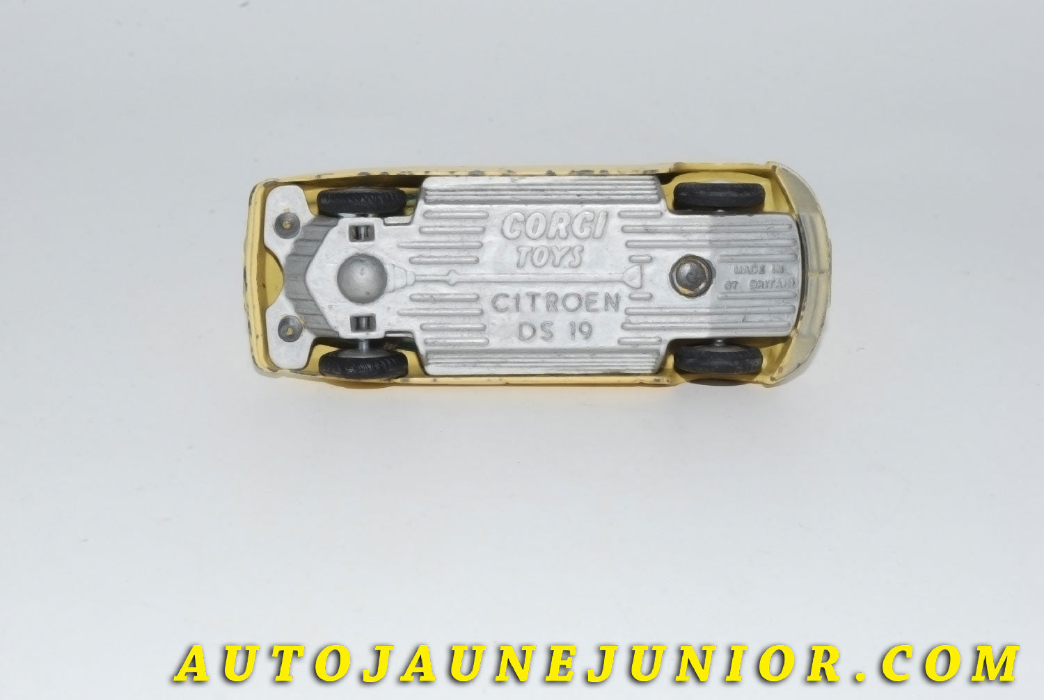 Le #5516 - Corgi Toys - Citroën - DS 19 Bicolore est en vente sur Auto Jaune Junior ! Tekno, Politoys, Mebetoys, Mercury, Joal, Diapet, Märklin, TootsieToys.Vous avez le même jouet ? Profitez de notre expertise pour vous accompagner dans la vente de vos modèles ou votre collection ! Nous achetons tous lots de miniatures ! Contactez nous ! contact@autojaunejunior.com. 