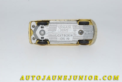 Le #5516 - Corgi Toys - Citroën - DS 19 Bicolore est en vente sur Auto Jaune Junior ! Tekno, Politoys, Mebetoys, Mercury, Joal, Diapet, Märklin, TootsieToys.Vous avez le même jouet ? Profitez de notre expertise pour vous accompagner dans la vente de vos modèles ou votre collection ! Nous achetons tous lots de miniatures ! Contactez nous ! contact@autojaunejunior.com. 