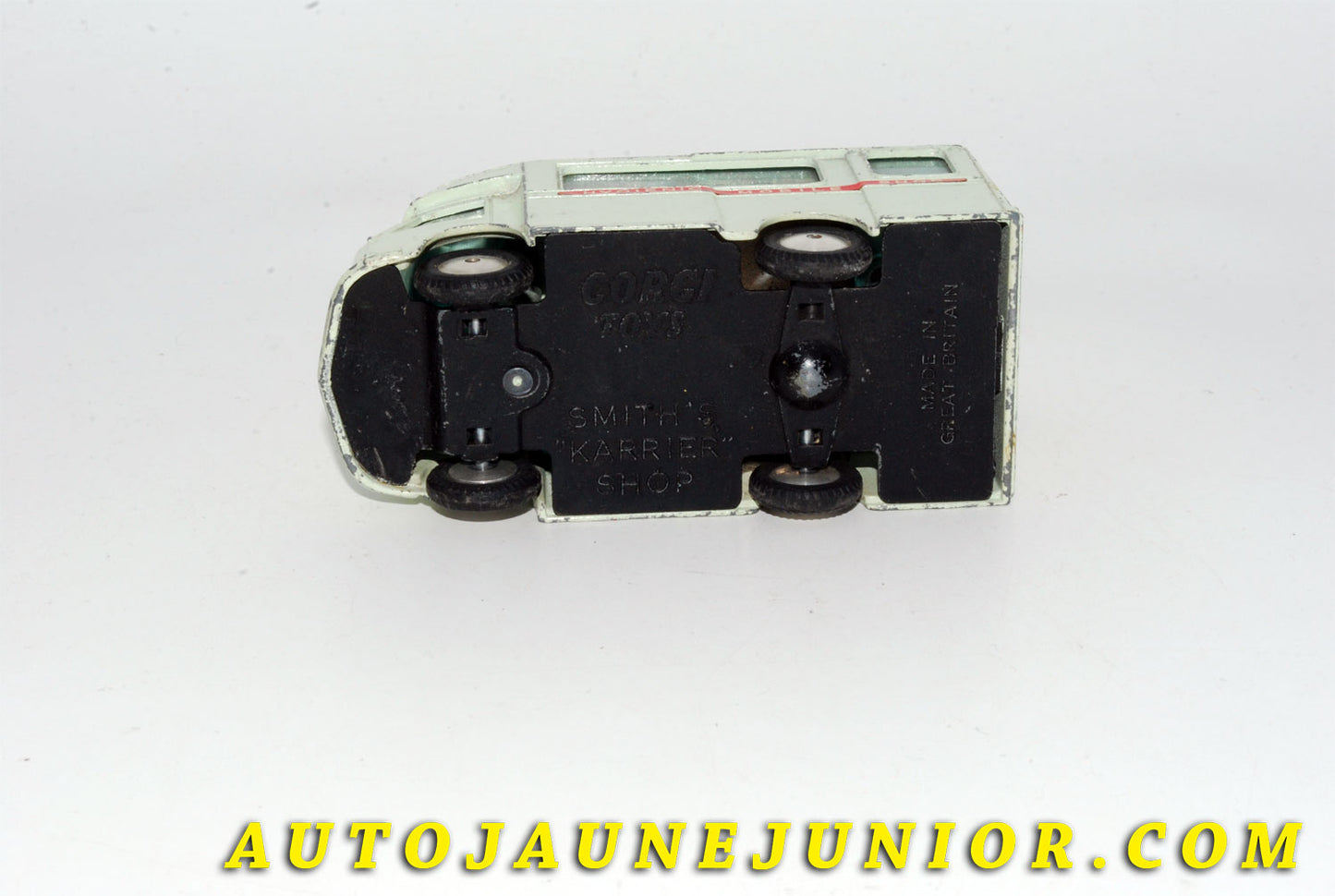 Le #5517 - Corgi Toys - Karrier Bantam - Fourgon 'Smith's  Mobile Shop'  Home Service est en vente sur Auto Jaune Junior ! Tekno, Politoys, Mebetoys, Mercury, Joal, Diapet, Märklin, TootsieToys.Vous avez le même jouet ? Profitez de notre expertise pour vous accompagner dans la vente de vos modèles ou votre collection ! Nous achetons tous lots de miniatures ! Contactez nous ! contact@autojaunejunior.com. 