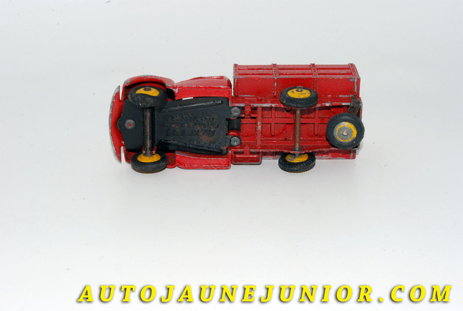 Le #5519 - Dinky Toys - Studebaker - Camion Tapissière Type 3 est en vente sur Auto Jaune Junior ! Tekno, Politoys, Mebetoys, Mercury, Joal, Diapet, Märklin, TootsieToys.Vous avez le même jouet ? Profitez de notre expertise pour vous accompagner dans la vente de vos modèles ou votre collection ! Nous achetons tous lots de miniatures ! Contactez nous ! contact@autojaunejunior.com. 