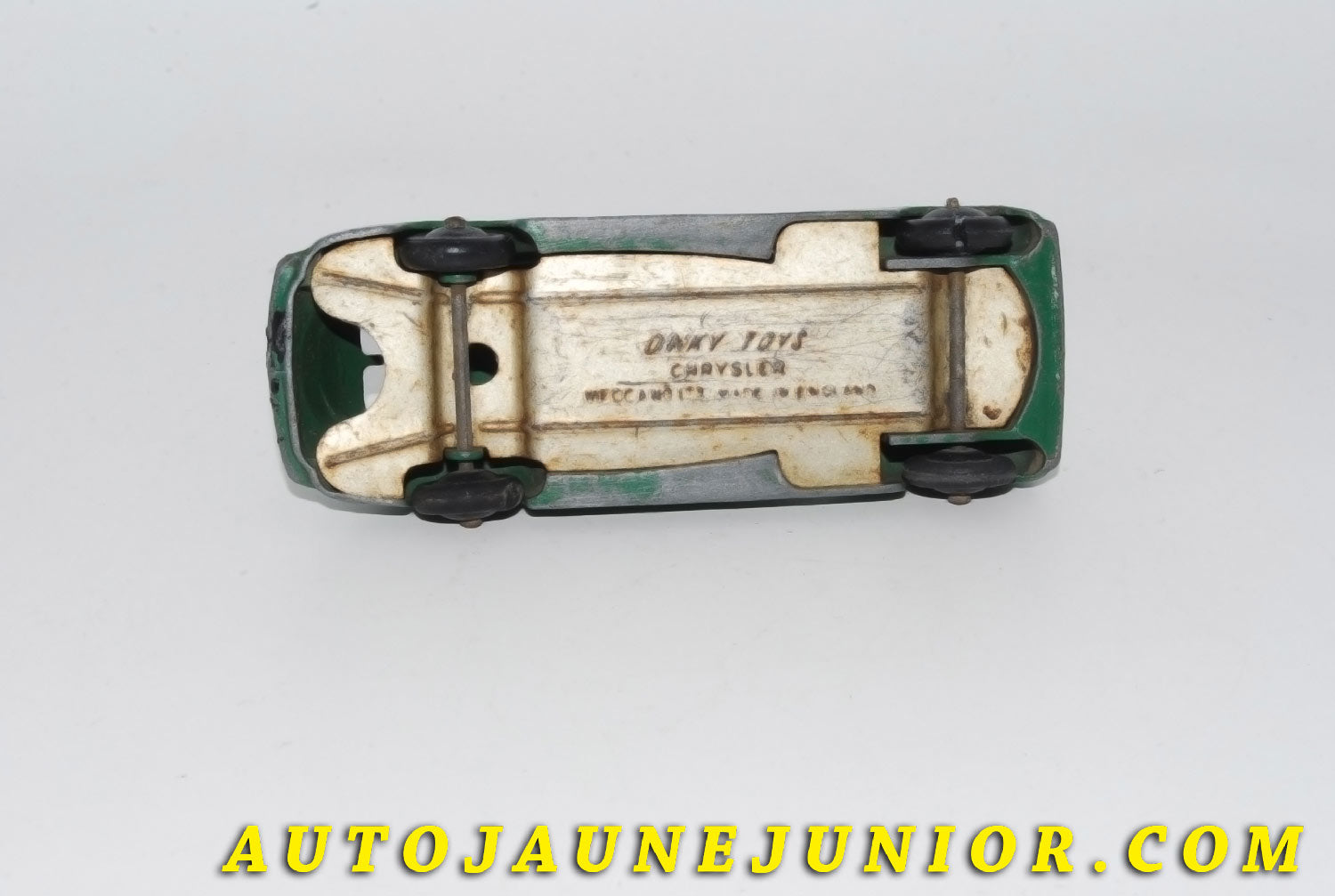 Le #5528 - Dinky Toys - Chrysler - Royal Saloon (Avant Guerre) est en vente sur Auto Jaune Junior ! Tekno, Politoys, Mebetoys, Mercury, Joal, Diapet, Märklin, TootsieToys.Vous avez le même jouet ? Profitez de notre expertise pour vous accompagner dans la vente de vos modèles ou votre collection ! Nous achetons tous lots de miniatures ! Contactez nous ! contact@autojaunejunior.com. 