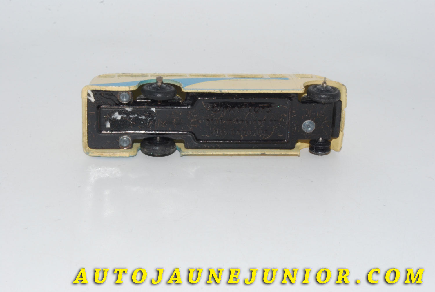 Le #5537 - Dinky Toys - AEC - Car demi -Cabine (Half Cab) est en vente sur Auto Jaune Junior ! Tekno, Politoys, Mebetoys, Mercury, Joal, Diapet, Märklin, TootsieToys.Vous avez le même jouet ? Profitez de notre expertise pour vous accompagner dans la vente de vos modèles ou votre collection ! Nous achetons tous lots de miniatures ! Contactez nous ! contact@autojaunejunior.com. 