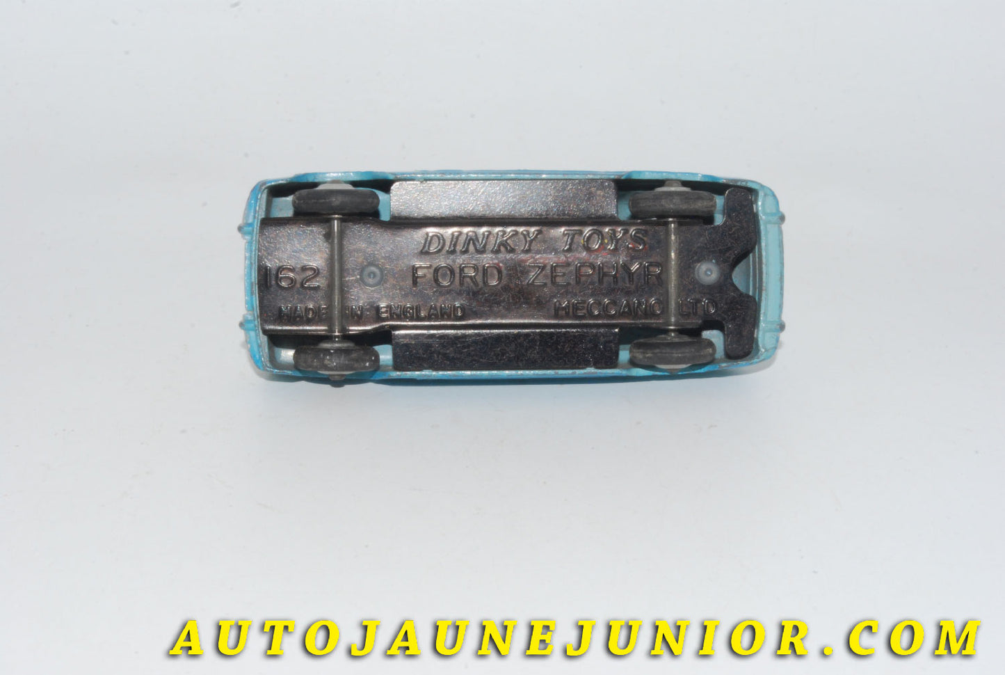 Le #5550 - Dinky Toys - Ford - Zephyr Saloon  -première production ( plaque et feux arrières non soulignés) est en vente sur Auto Jaune Junior ! Tekno, Politoys, Mebetoys, Mercury, Joal, Diapet, Märklin, TootsieToys.Vous avez le même jouet ? Profitez de notre expertise pour vous accompagner dans la vente de vos modèles ou votre collection ! Nous achetons tous lots de miniatures ! Contactez nous ! contact@autojaunejunior.com. 