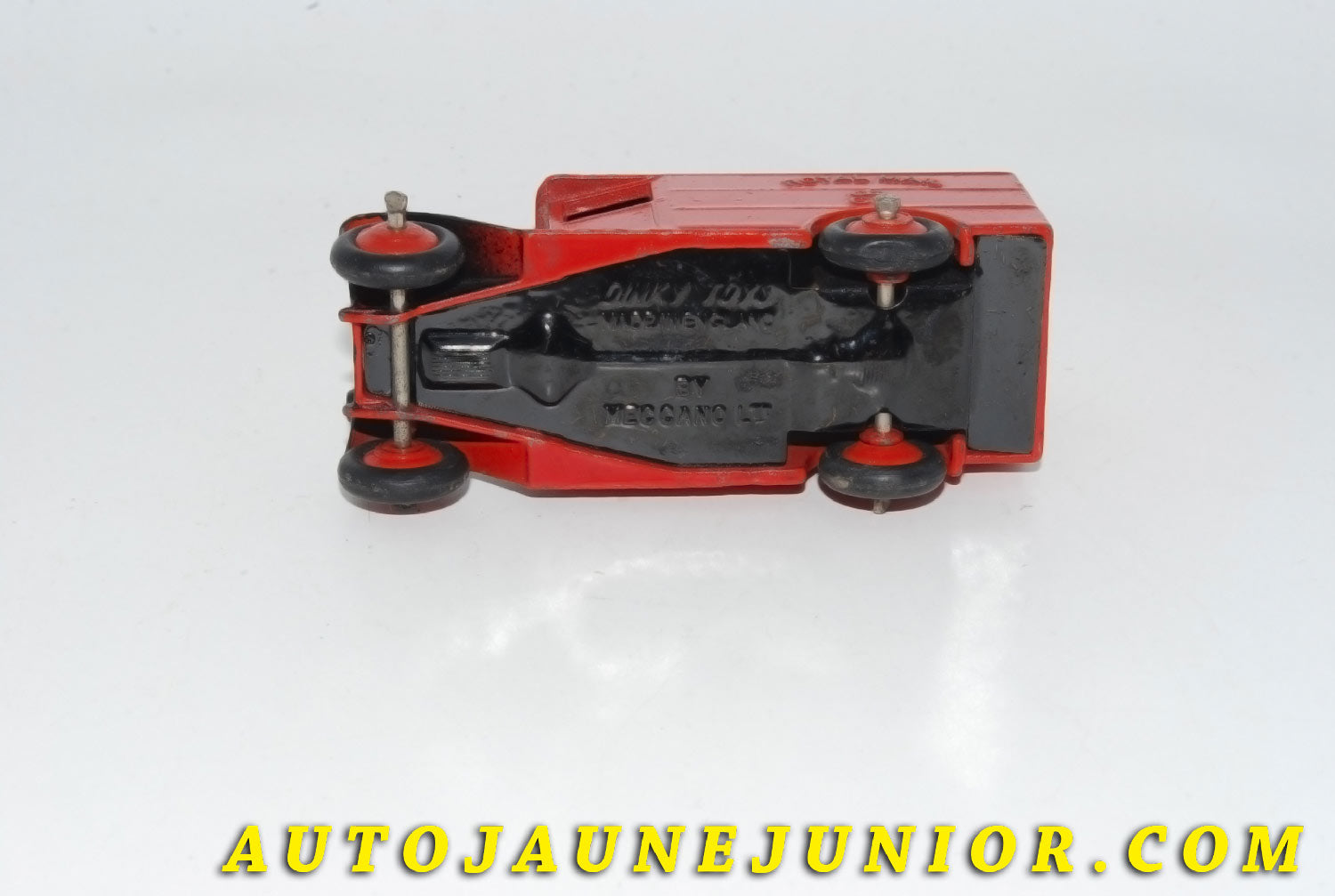 Le #5564 - Dinky Toys - Camino - Fourgon tôlé "Royal Mail" - Variante interessante est en vente sur Auto Jaune Junior ! Tekno, Politoys, Mebetoys, Mercury, Joal, Diapet, Märklin, TootsieToys.Vous avez le même jouet ? Profitez de notre expertise pour vous accompagner dans la vente de vos modèles ou votre collection ! Nous achetons tous lots de miniatures ! Contactez nous ! contact@autojaunejunior.com. 