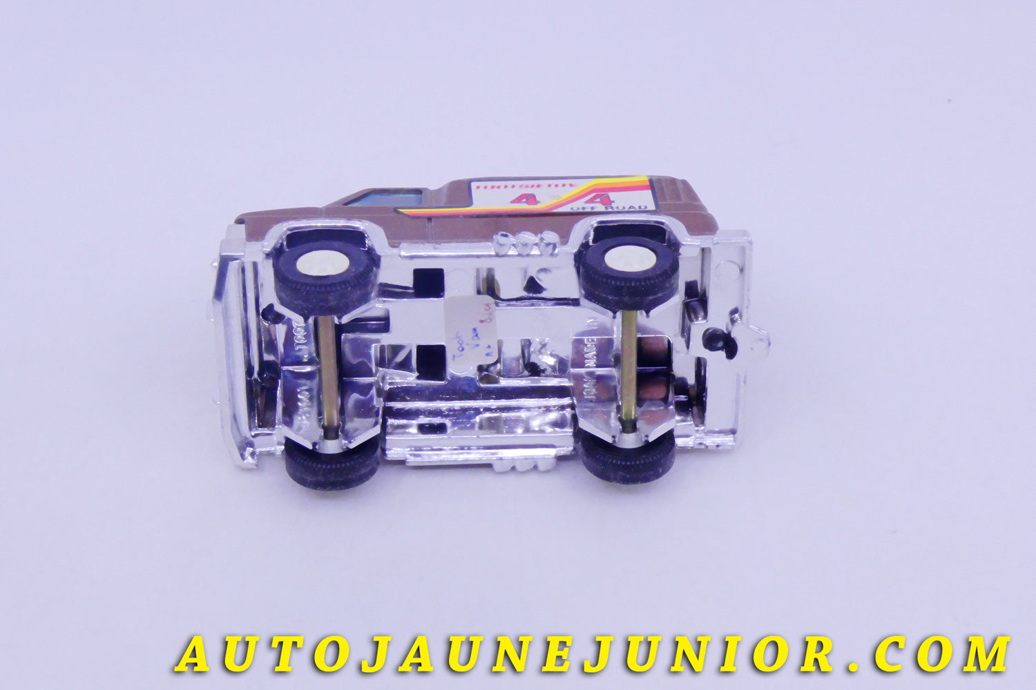 Le #5804 - Tootsietoys - Chevrolet - Van Chevy Blazer - Version Wagon avec Galeries - "TootsieToys 4 by 4 Off Road" est en vente sur Auto Jaune Junior ! Tekno, Politoys, Mebetoys, Mercury, Joal, Diapet, Märklin, TootsieToys.Vous avez le même jouet ? Profitez de notre expertise pour vous accompagner dans la vente de vos modèles ou votre collection ! Nous achetons tous lots de miniatures ! Contactez nous ! contact@autojaunejunior.com. 