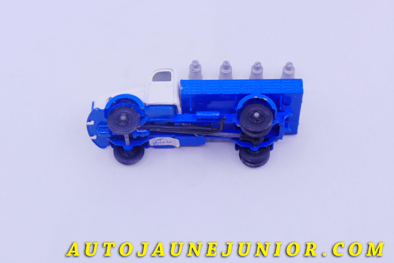 Le #5807 - Vilmer - Volvo - N88 Camion Ridelles Laitier est en vente sur Auto Jaune Junior ! Tekno, Politoys, Mebetoys, Mercury, Joal, Diapet, Märklin, TootsieToys.Vous avez le même jouet ? Profitez de notre expertise pour vous accompagner dans la vente de vos modèles ou votre collection ! Nous achetons tous lots de miniatures ! Contactez nous ! contact@autojaunejunior.com. 