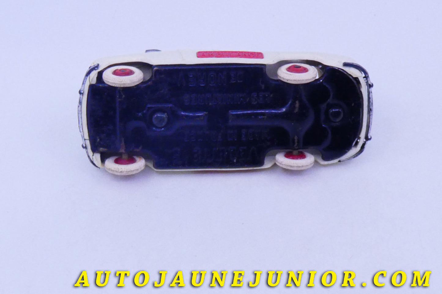 Le #6160 - Norev - Ford - Vedette 1954 Ambulance est en vente sur Auto Jaune Junior ! Tekno, Politoys, Mebetoys, Mercury, Joal, Diapet, Märklin, TootsieToys.Vous avez le même jouet ? Profitez de notre expertise pour vous accompagner dans la vente de vos modèles ou votre collection ! Nous achetons tous lots de miniatures ! Contactez nous ! contact@autojaunejunior.com. 