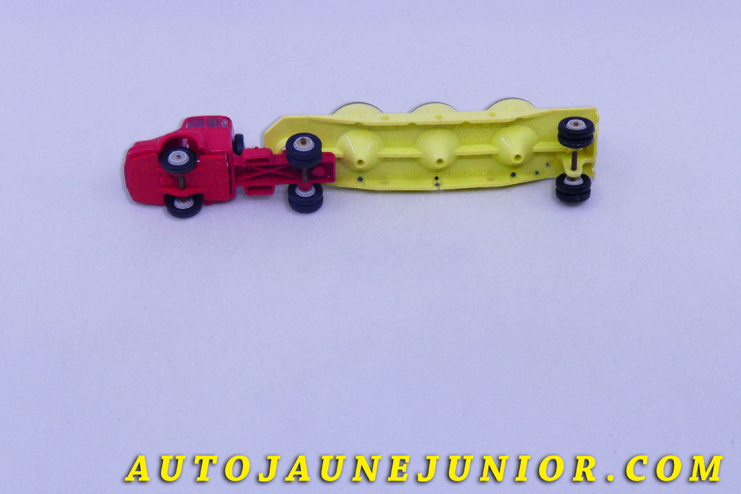 Le #6165 - Norev - Unic - ZU120 tracteur semi remorque ciment est en vente sur Auto Jaune Junior ! Tekno, Politoys, Mebetoys, Mercury, Joal, Diapet, Märklin, TootsieToys.Vous avez le même jouet ? Profitez de notre expertise pour vous accompagner dans la vente de vos modèles ou votre collection ! Nous achetons tous lots de miniatures ! Contactez nous ! contact@autojaunejunior.com. 