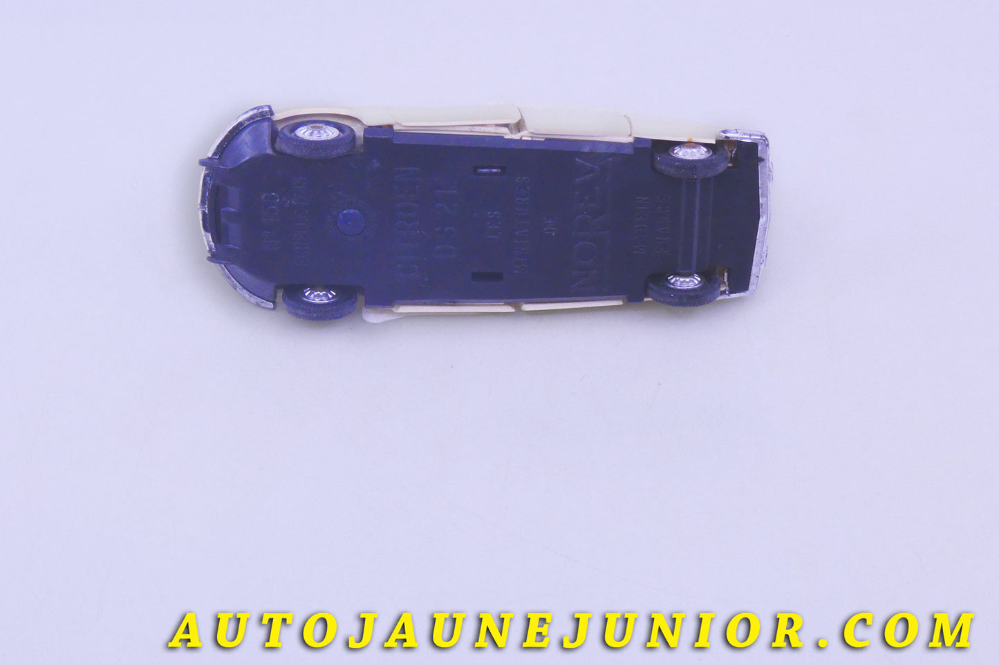 Le #6184 - Norev - Citroën - DS21 (intérieur noir) est en vente sur Auto Jaune Junior ! Tekno, Politoys, Mebetoys, Mercury, Joal, Diapet, Märklin, TootsieToys.Vous avez le même jouet ? Profitez de notre expertise pour vous accompagner dans la vente de vos modèles ou votre collection ! Nous achetons tous lots de miniatures ! Contactez nous ! contact@autojaunejunior.com. 