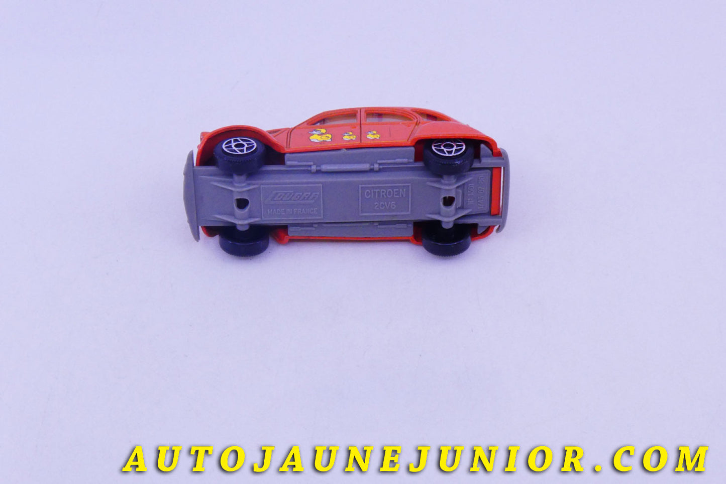 Le #6208 - Solido - Cougar - Citroën - 2 CV 6 - "Canards" est en vente sur Auto Jaune Junior ! Tekno, Politoys, Mebetoys, Mercury, Joal, Diapet, Märklin, TootsieToys.Vous avez le même jouet ? Profitez de notre expertise pour vous accompagner dans la vente de vos modèles ou votre collection ! Nous achetons tous lots de miniatures ! Contactez nous ! contact@autojaunejunior.com. 
