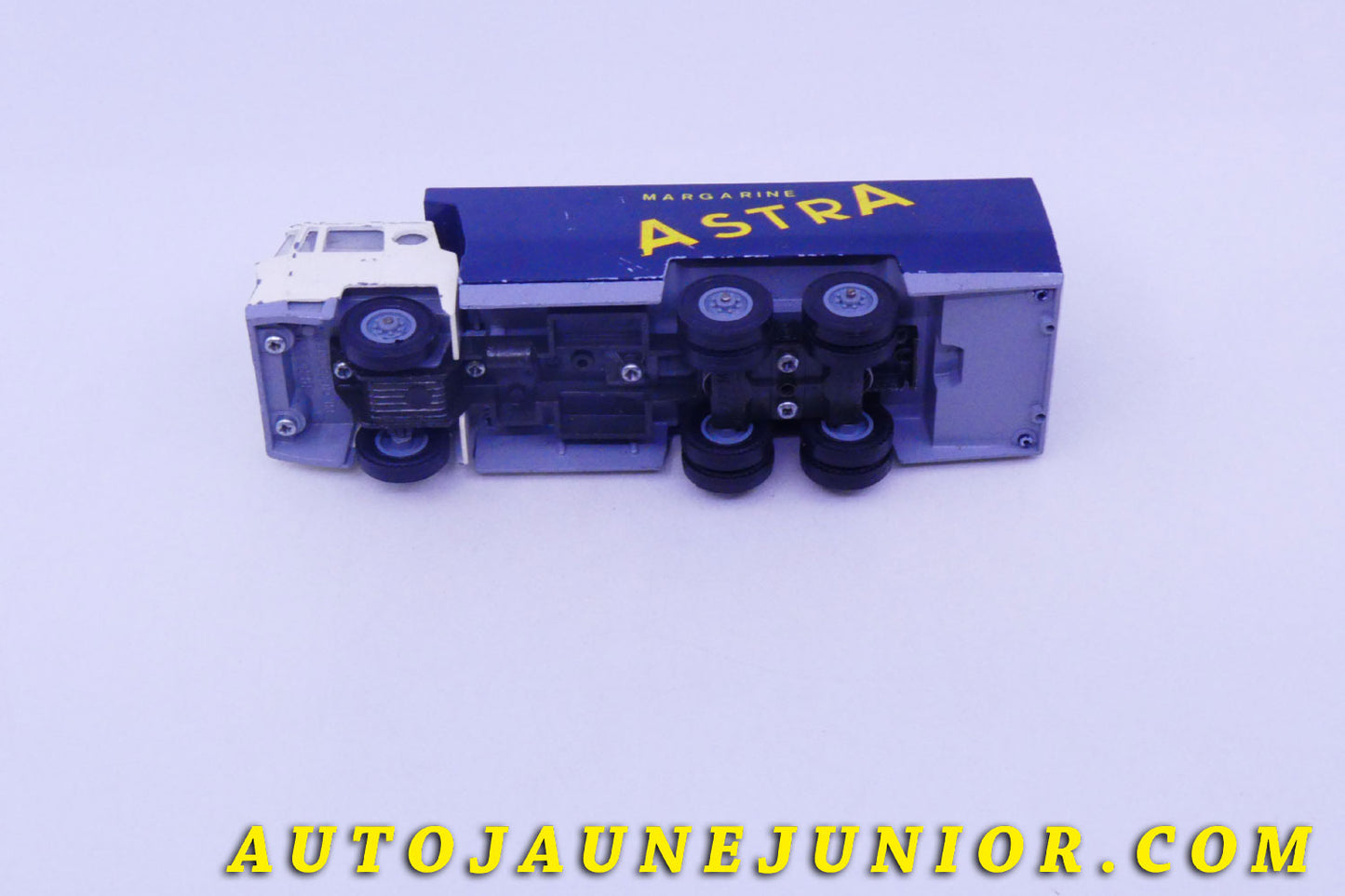 Le #6213 - Verem - Bernard - Cabine Charbonneaux porteur avec caisse frigo"Margarine Astra" est en vente sur Auto Jaune Junior ! Tekno, Politoys, Mebetoys, Mercury, Joal, Diapet, Märklin, TootsieToys.Vous avez le même jouet ? Profitez de notre expertise pour vous accompagner dans la vente de vos modèles ou votre collection ! Nous achetons tous lots de miniatures ! Contactez nous ! contact@autojaunejunior.com. 