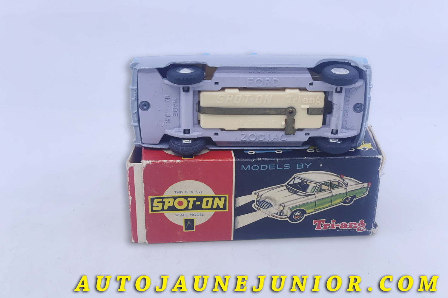 Le #6301 - Spot-On - Ford - Zodiac avec éclairage est en vente sur Auto Jaune Junior ! Tekno, Politoys, Mebetoys, Mercury, Joal, Diapet, Märklin, TootsieToys.Vous avez le même jouet ? Profitez de notre expertise pour vous accompagner dans la vente de vos modèles ou votre collection ! Nous achetons tous lots de miniatures ! Contactez nous ! contact@autojaunejunior.com. 