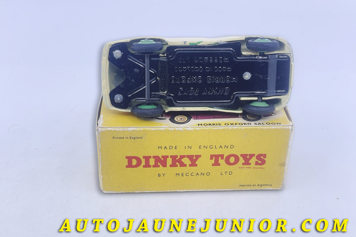 Le #6302 - Dinky Toys - Morris - Oxford Saloon Bicolore est en vente sur Auto Jaune Junior ! Tekno, Politoys, Mebetoys, Mercury, Joal, Diapet, Märklin, TootsieToys.Vous avez le même jouet ? Profitez de notre expertise pour vous accompagner dans la vente de vos modèles ou votre collection ! Nous achetons tous lots de miniatures ! Contactez nous ! contact@autojaunejunior.com. 