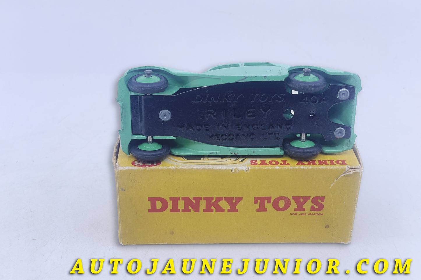 Le #6303 - Dinky Toys - Riley - Saloon - Berline est en vente sur Auto Jaune Junior ! Tekno, Politoys, Mebetoys, Mercury, Joal, Diapet, Märklin, TootsieToys.Vous avez le même jouet ? Profitez de notre expertise pour vous accompagner dans la vente de vos modèles ou votre collection ! Nous achetons tous lots de miniatures ! Contactez nous ! contact@autojaunejunior.com. 