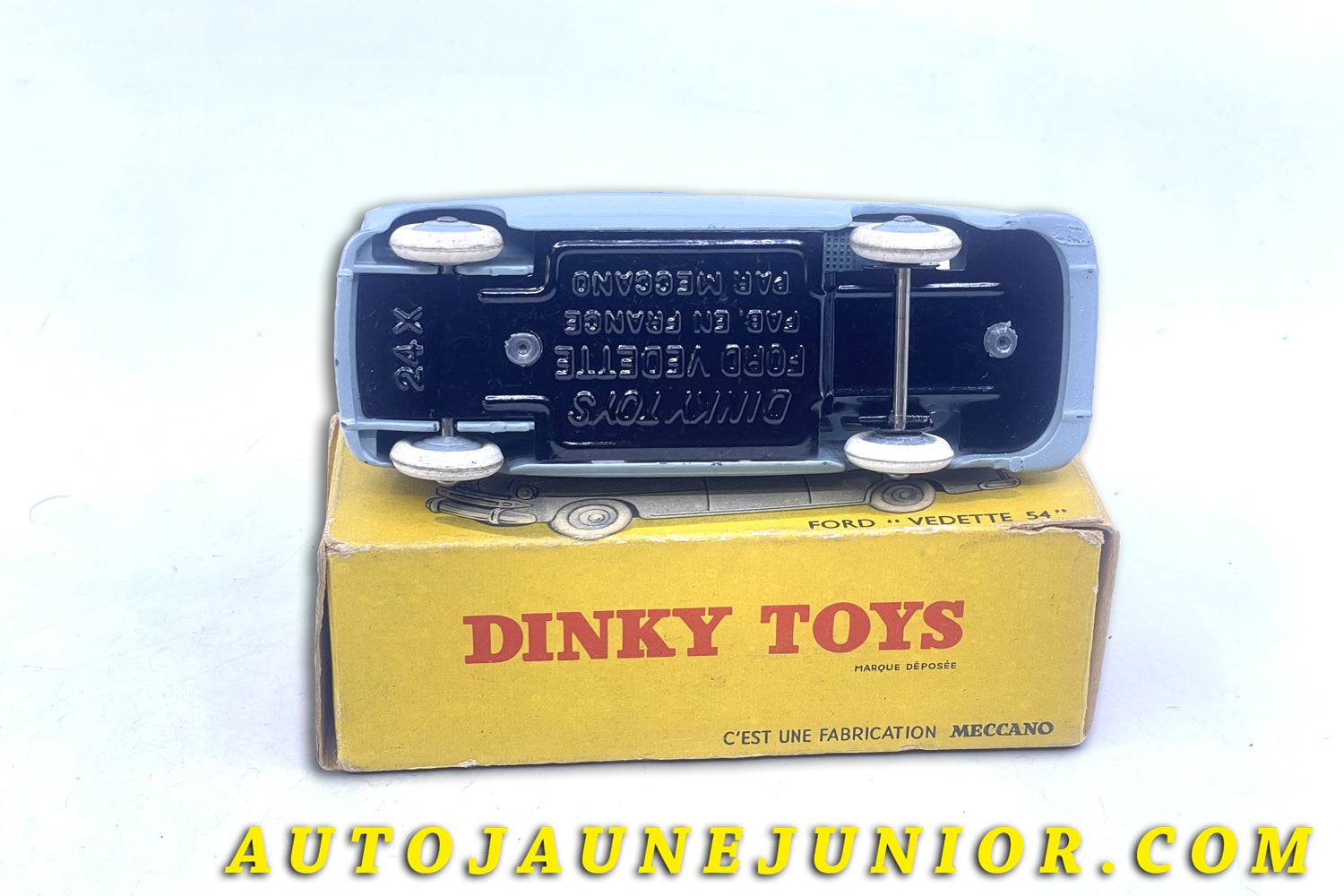 Le #6315 - Dinky Toys - Ford - Vedette 1954 - Chassis noir brillant est en vente sur Auto Jaune Junior ! Tekno, Politoys, Mebetoys, Mercury, Joal, Diapet, Märklin, TootsieToys.Vous avez le même jouet ? Profitez de notre expertise pour vous accompagner dans la vente de vos modèles ou votre collection ! Nous achetons tous lots de miniatures ! Contactez nous ! contact@autojaunejunior.com. 