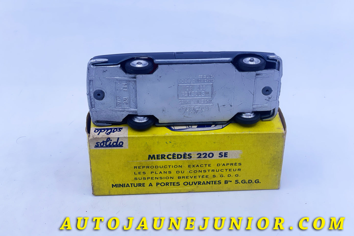 Le #6316 - Solido - Mercedes - 220 SE (rare couleure !) est en vente sur Auto Jaune Junior ! Tekno, Politoys, Mebetoys, Mercury, Joal, Diapet, Märklin, TootsieToys.Vous avez le même jouet ? Profitez de notre expertise pour vous accompagner dans la vente de vos modèles ou votre collection ! Nous achetons tous lots de miniatures ! Contactez nous ! contact@autojaunejunior.com. 