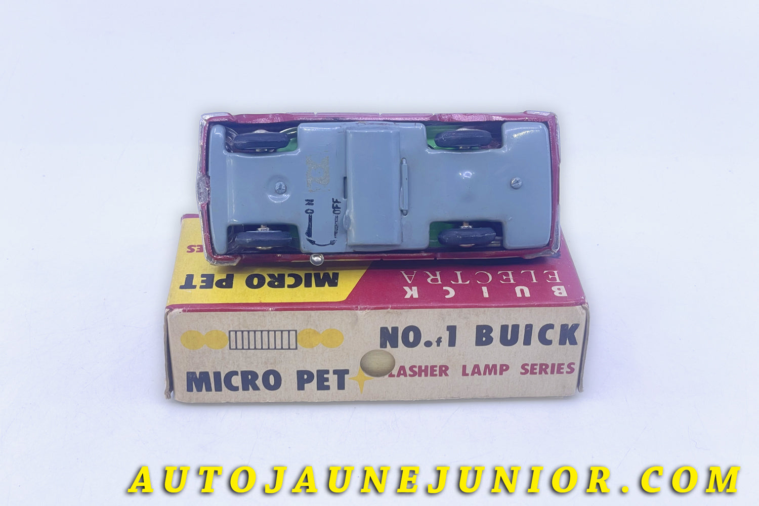 Le #6317 - Taiseiya Micro Pet - Buick - Electra (rare série - Fonctionnement à pile) est en vente sur Auto Jaune Junior ! Tekno, Politoys, Mebetoys, Mercury, Joal, Diapet, Märklin, TootsieToys.Vous avez le même jouet ? Profitez de notre expertise pour vous accompagner dans la vente de vos modèles ou votre collection ! Nous achetons tous lots de miniatures ! Contactez nous ! contact@autojaunejunior.com. 