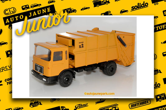 Le #2680 - Conrad - Man - Diesel avec benne à ordures "Haller" est en vente sur Auto Jaune Junior ! Découvrez nos collections de diecast Dinky-Toys, Corgi, Corgi-Toys, Solido, Norev.. Découvrez notre magasin physique, AutoJaune Paris, ouvert en 1984 par Vincent Espinasse. 41 rue Cavendish, 75019 Paris. Tel: 01 42 40 61 23. Ouvert les mardi et vendredi de 13h à 19h.