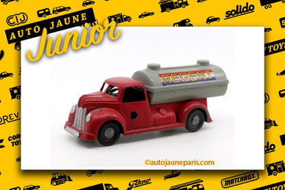 Le #2739 - Chad Valley - Commer - camion citerne Regent est en vente sur Auto Jaune Junior ! Découvrez nos collections de diecast Dinky-Toys, Corgi, Corgi-Toys, Solido, Norev.. Découvrez notre magasin physique, AutoJaune Paris, ouvert en 1984 par Vincent Espinasse. 41 rue Cavendish, 75019 Paris. Tel: 01 42 40 61 23. Ouvert les mardi et vendredi de 13h à 19h.