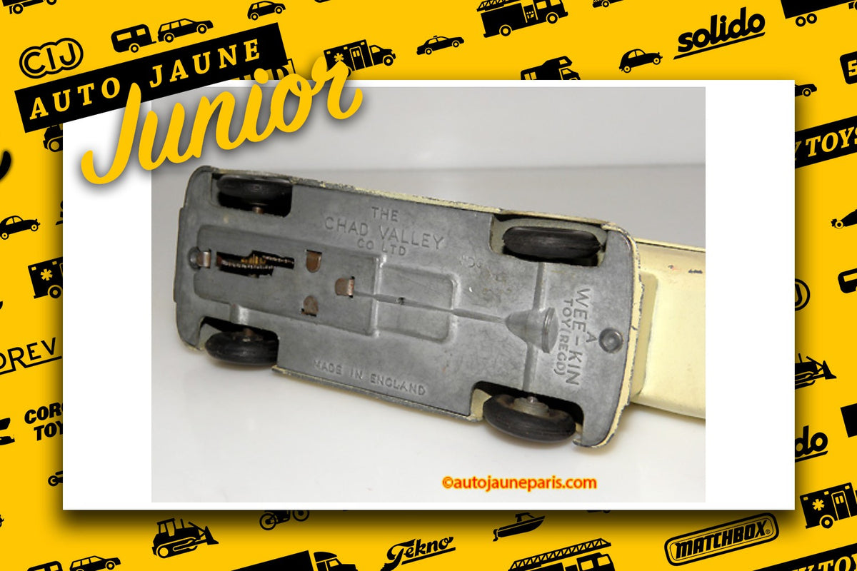 Le #2740 - Chad Valley - Commer - camion citerne"Milk" est en vente sur Auto Jaune Junior ! Tekno, Politoys, Mebetoys, Mercury, Joal, Diapet, Märklin, TootsieToys. Vous avez le même jouet ? Profitez de notre expertise pour vous accompagner dans la vente de vos modèles ou votre collection ! Nous achetons tous lots de miniatures ! Contactez nous ! contact@autojaunejunior.com.