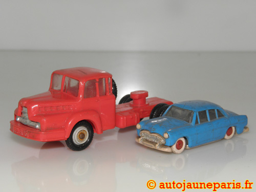 lot 2 Micro Miniatures (Simca Ariane et tracteur Unic ZU120)